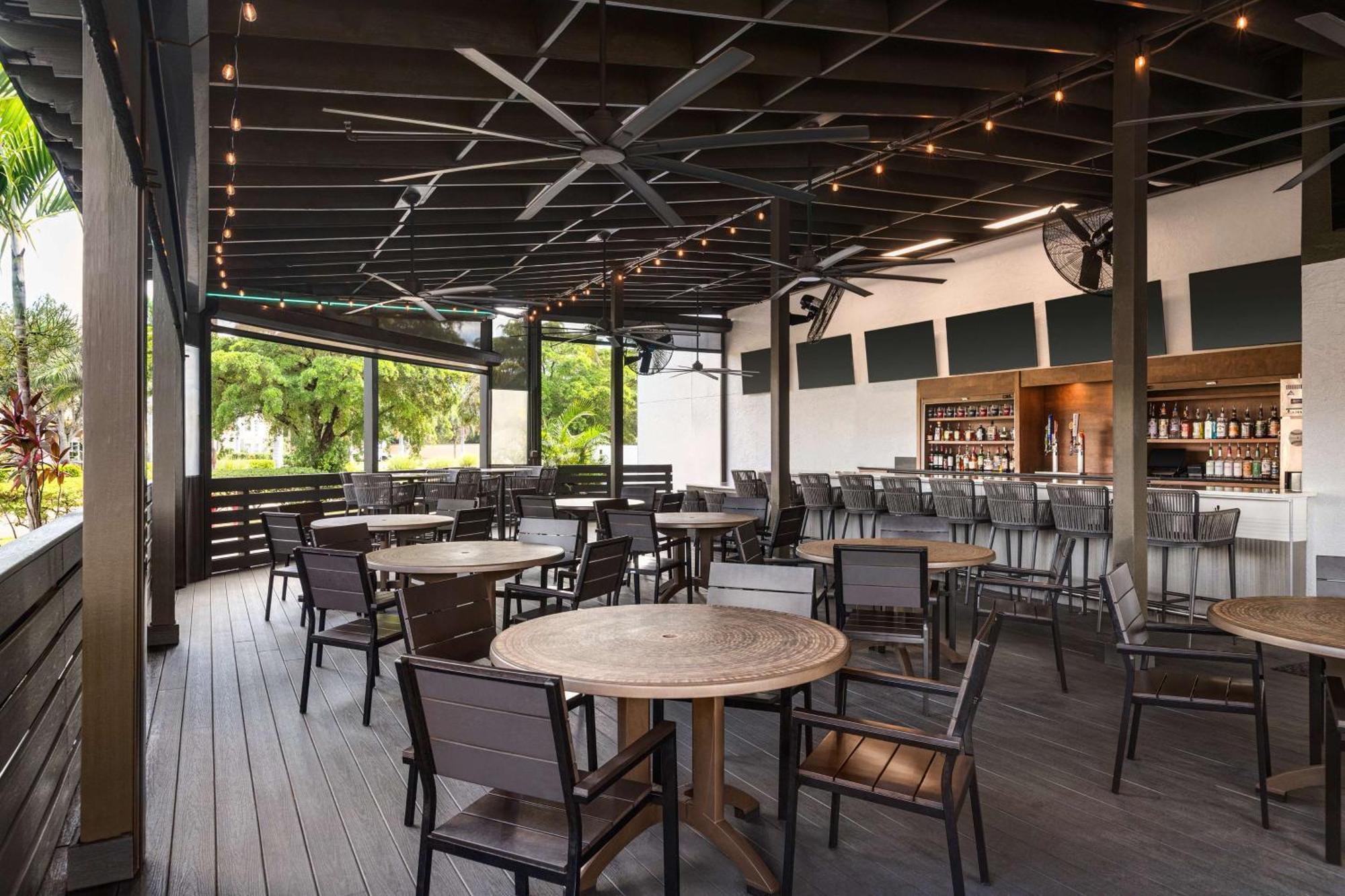 Doubletree By Hilton Fort Myers At Bell Tower Shops Eksteriør billede