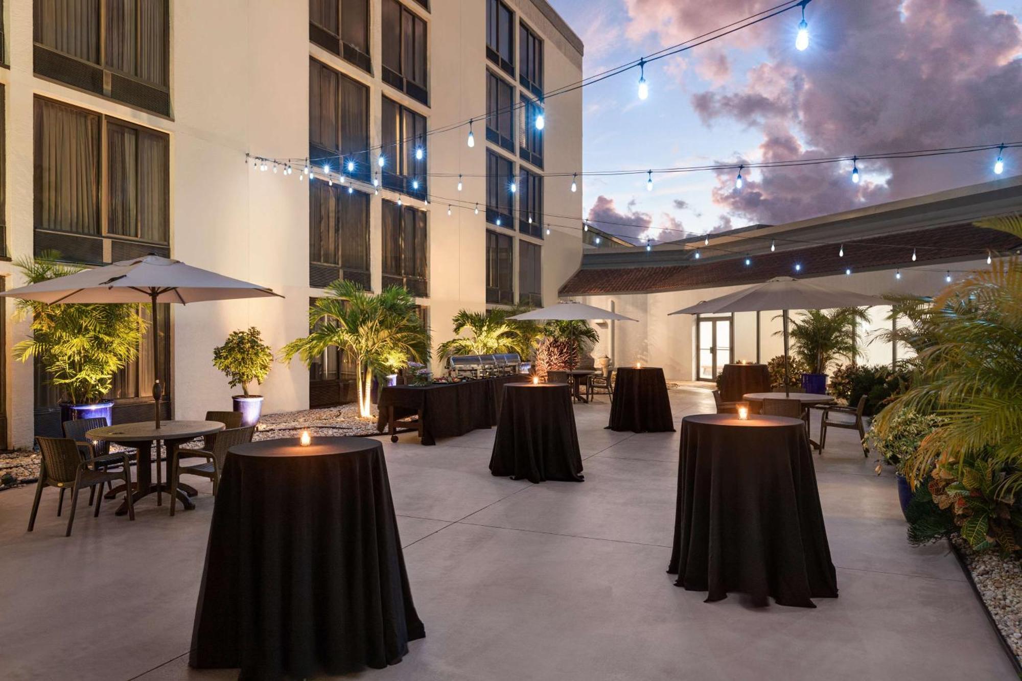 Doubletree By Hilton Fort Myers At Bell Tower Shops Eksteriør billede